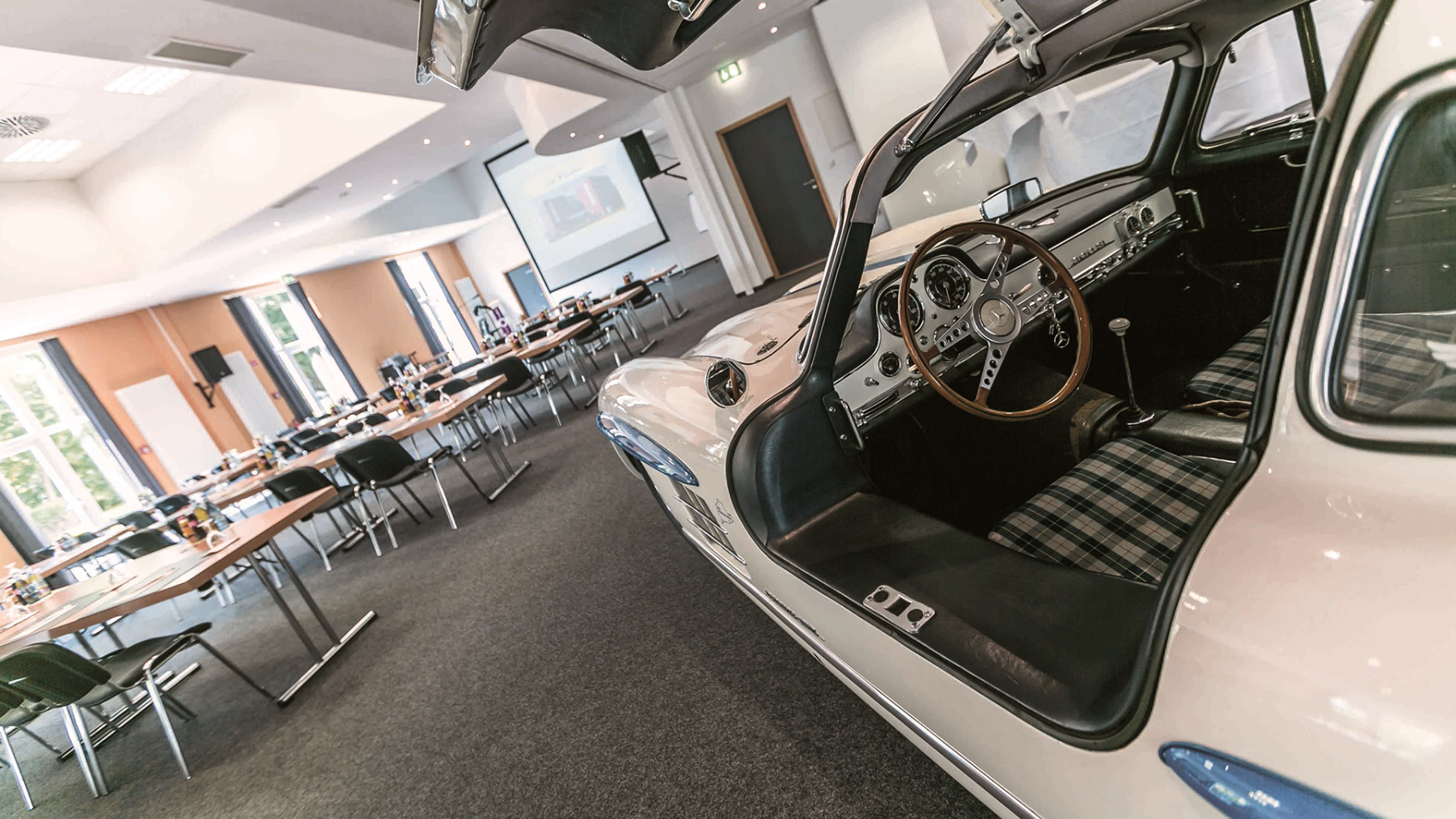 Großer Konferenzraum mit Oldtimer